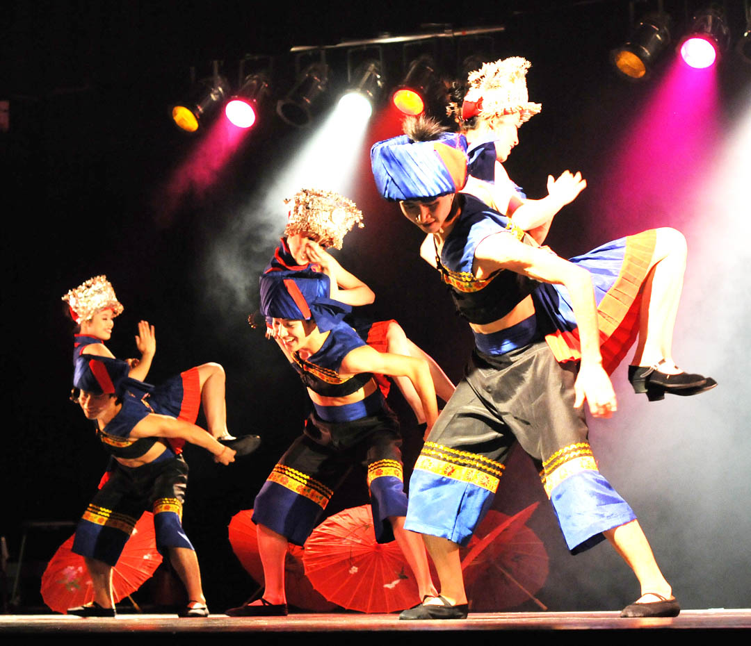 Chinese Ethnic Arts Troupe lights up Civic Center