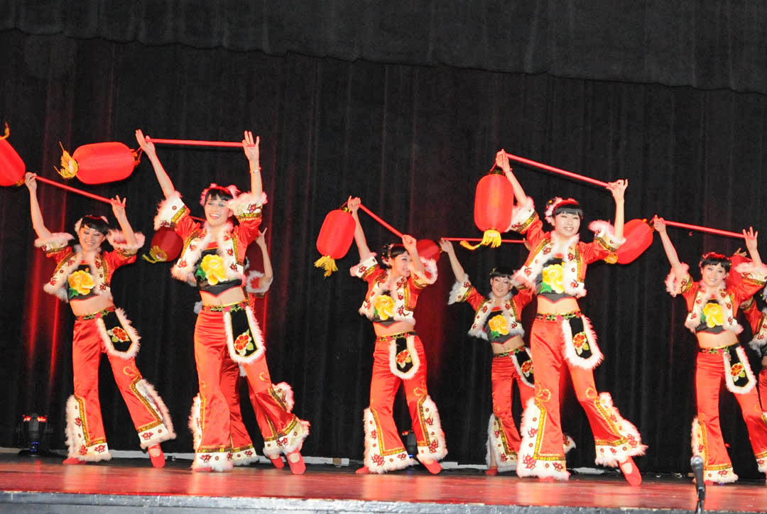 Chinese troupe thrills audience, makes friends