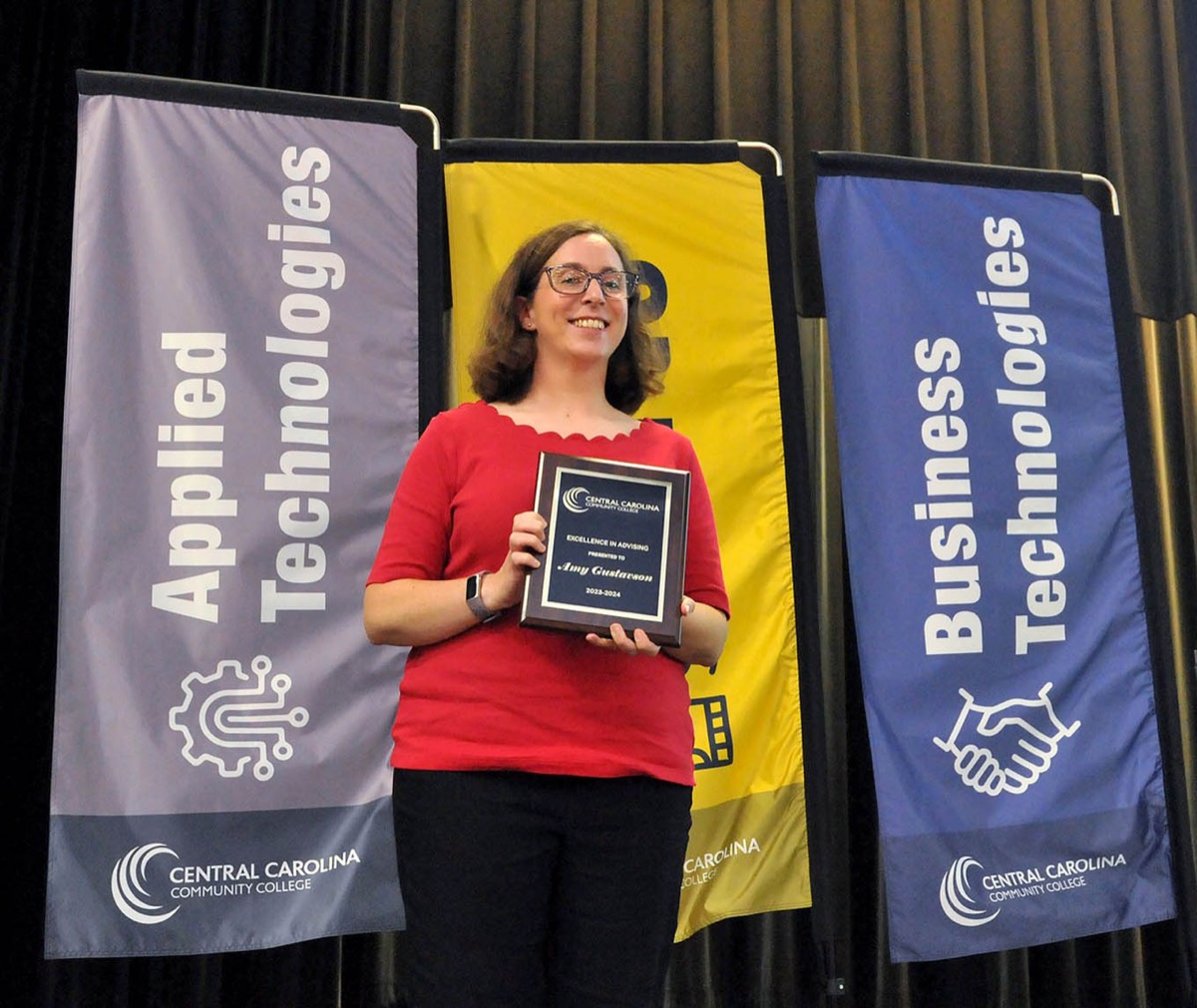 Amy Gustavson receives CCCC Excellence in Advising Award